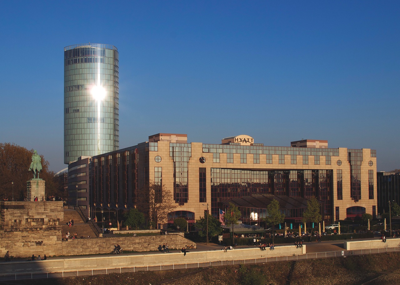 KölnTriangle und Hyatt Hotel bei Sonnenuntergang