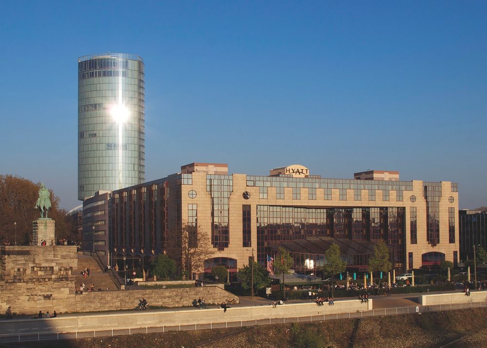 KölnTriangle und Hyatt Hotel bei Sonnenuntergang