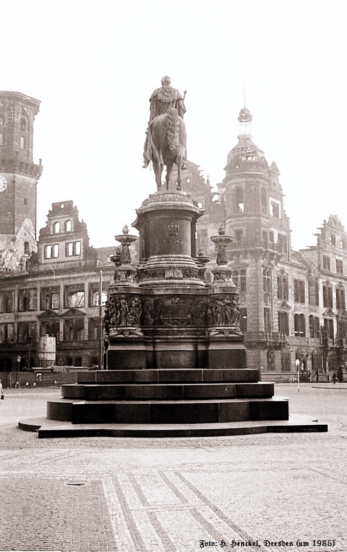 König-Johann-Denkmal vor Ruine des Dresdner Schlosses (um 1985) (c) Hansjörg Henckel