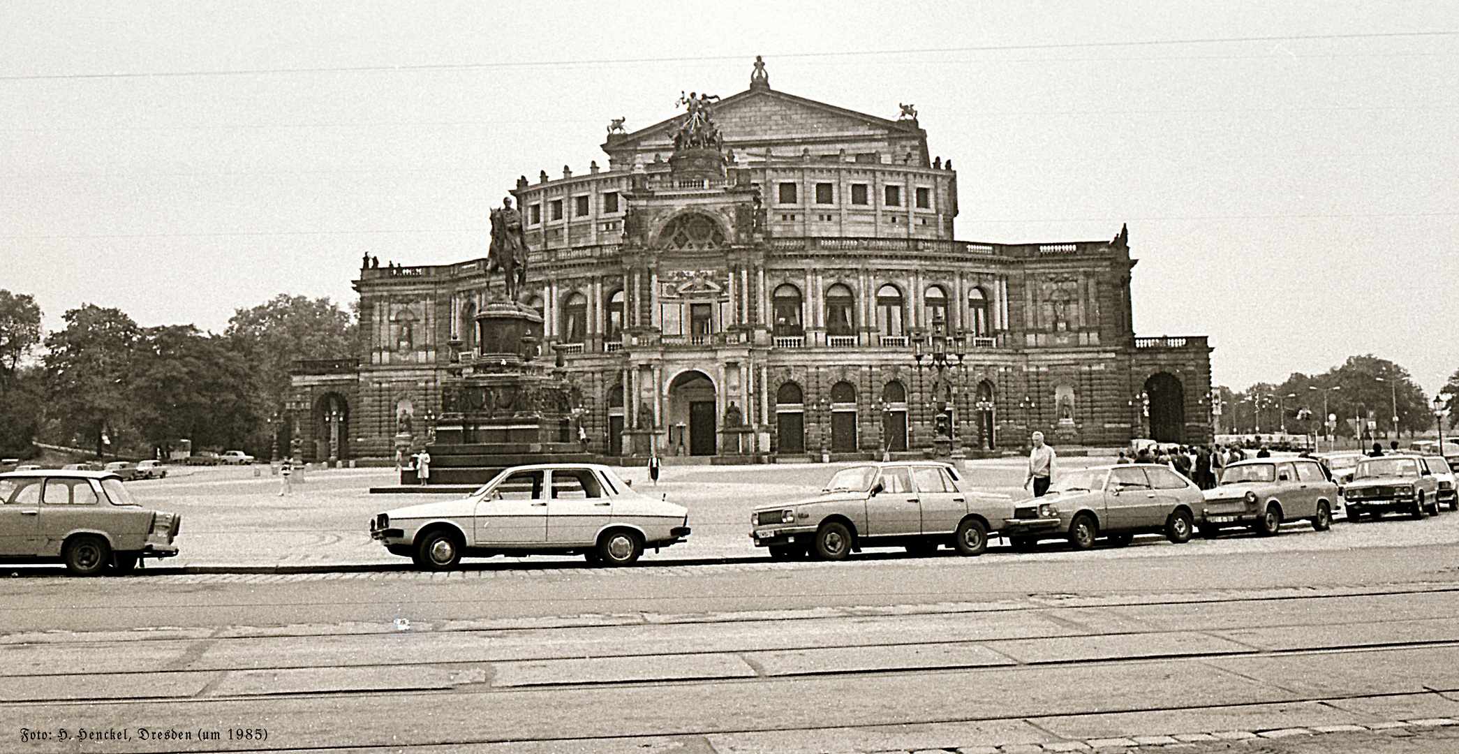 König-Johann-Denkmal vor wiederaufgebauter Semperoper Dresden (um 1985) © Hansjörg Henckel