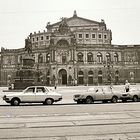 König-Johann-Denkmal vor wiederaufgebauter Semperoper Dresden (um 1985) © Hansjörg Henckel