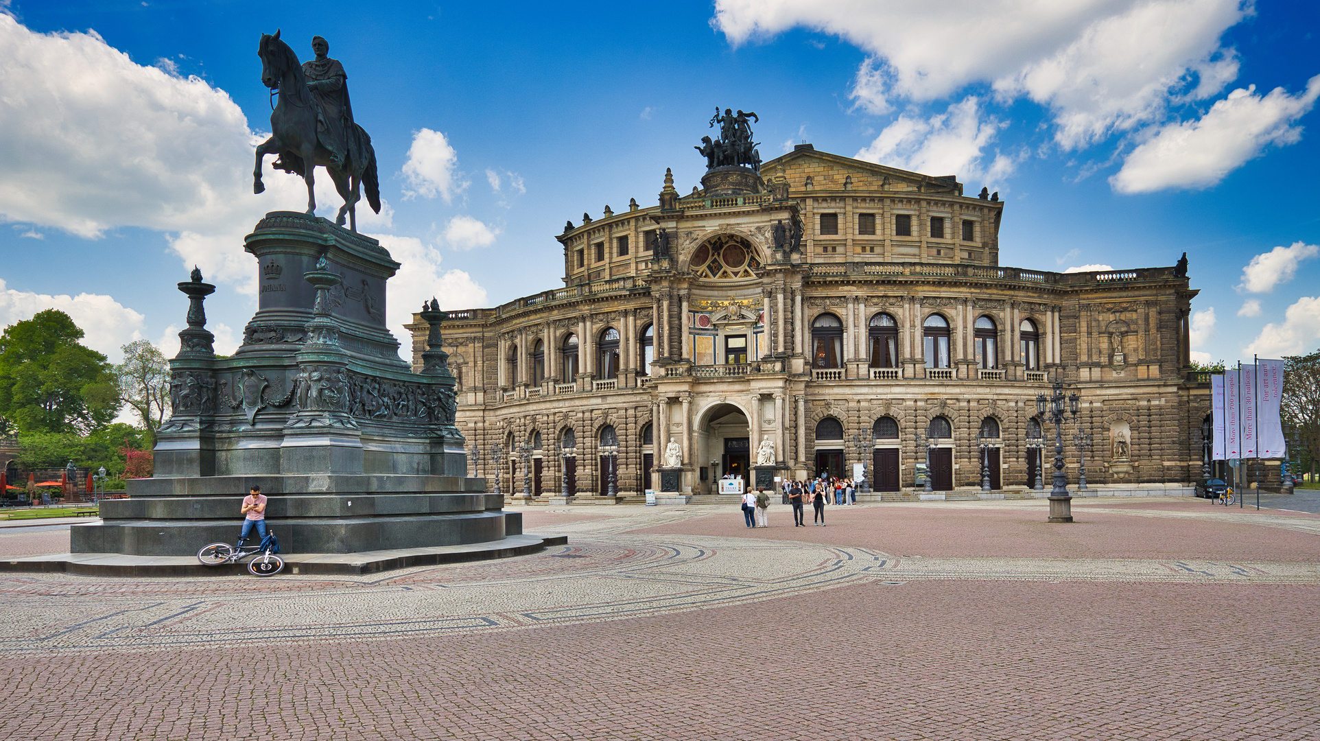 König Johann von Sachsen vor der Oper