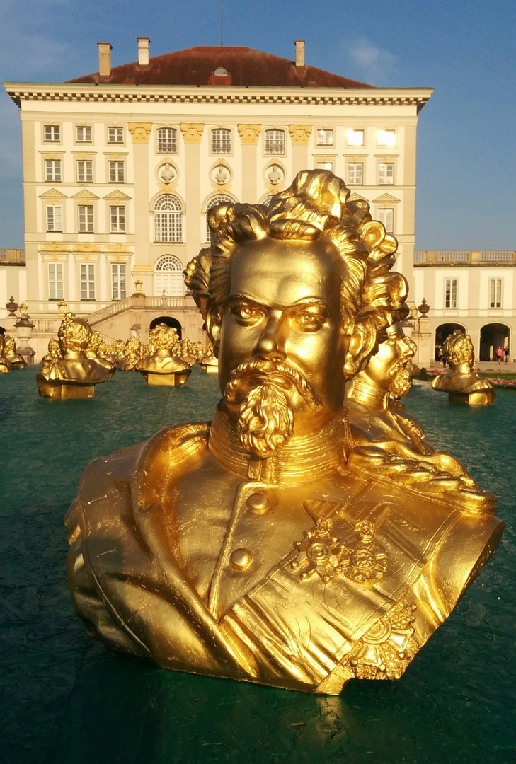 König Ludwig II in Nymphenburg :.: King Ludwig II of Bavaria in front of Nymphenburg Castle, 2018 