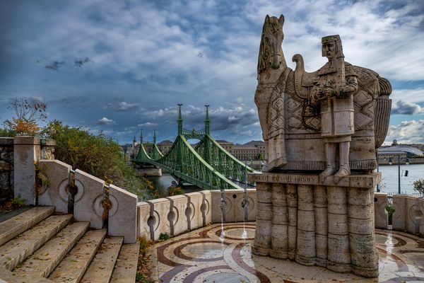 König Stephan und Freiheitsbrücke