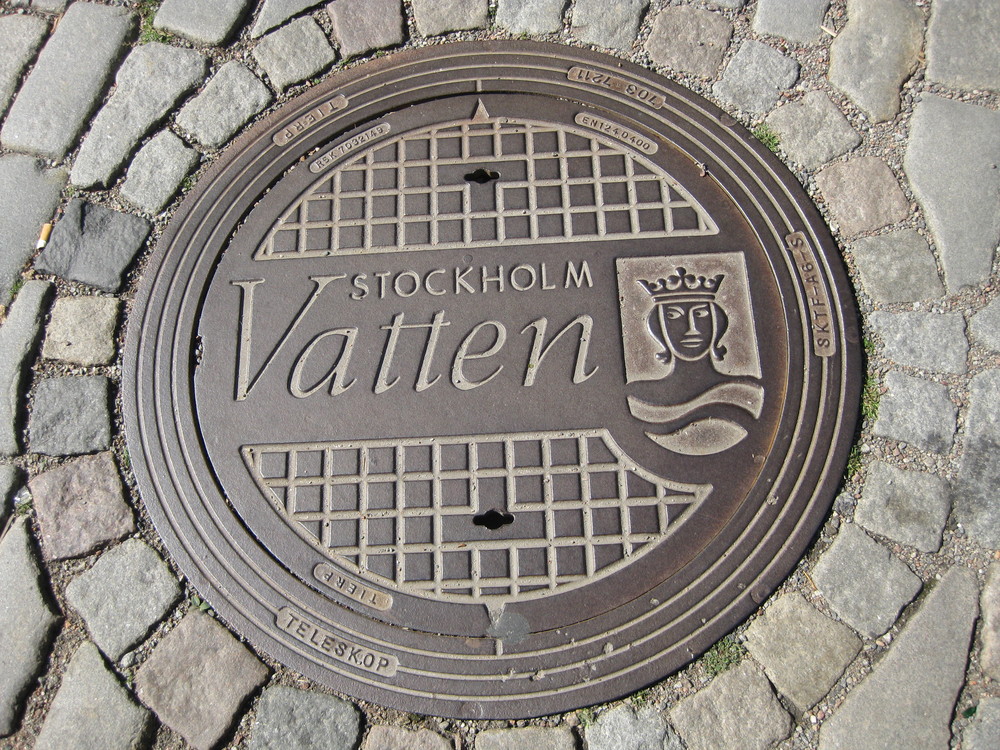 Königlicher Gullideckel in Stockholm