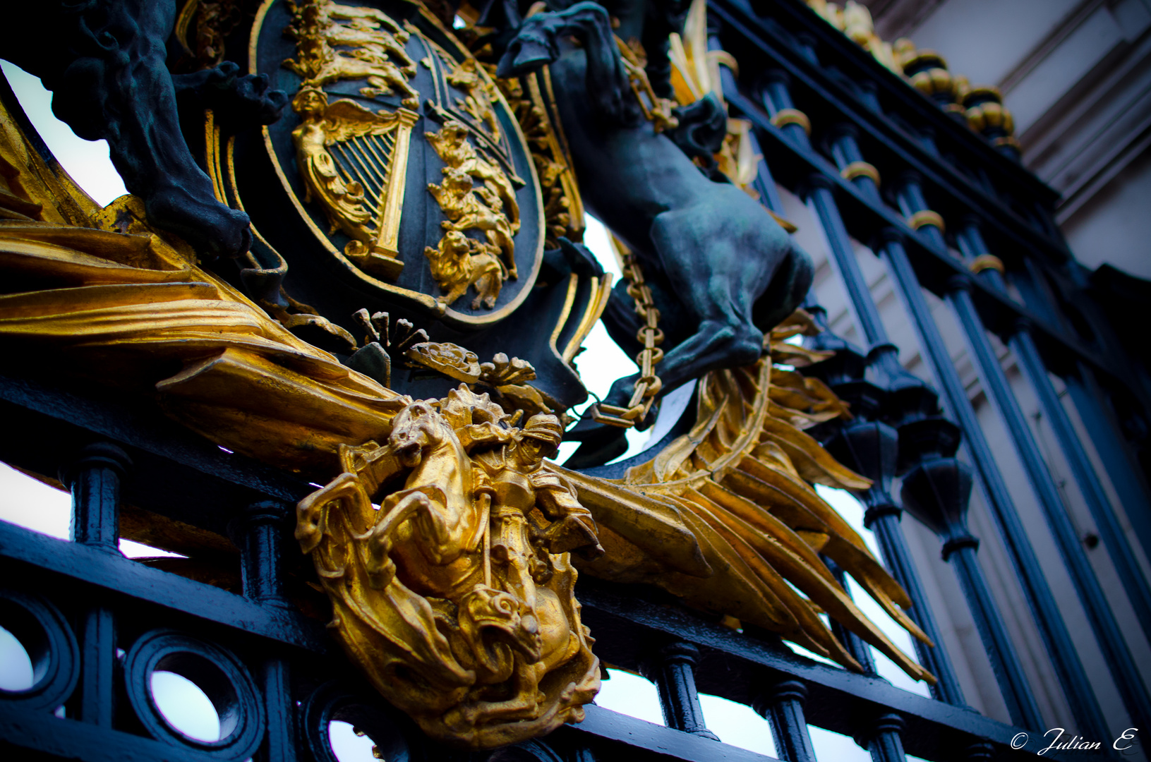 Königliches Wappen am Tor des Buckingham Palace