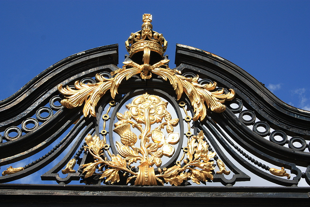 Königliches Wappen auf dem Eingangstor zum Buckingham Palace