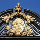 Königliches Wappen auf dem Eingangstor zum Buckingham Palace