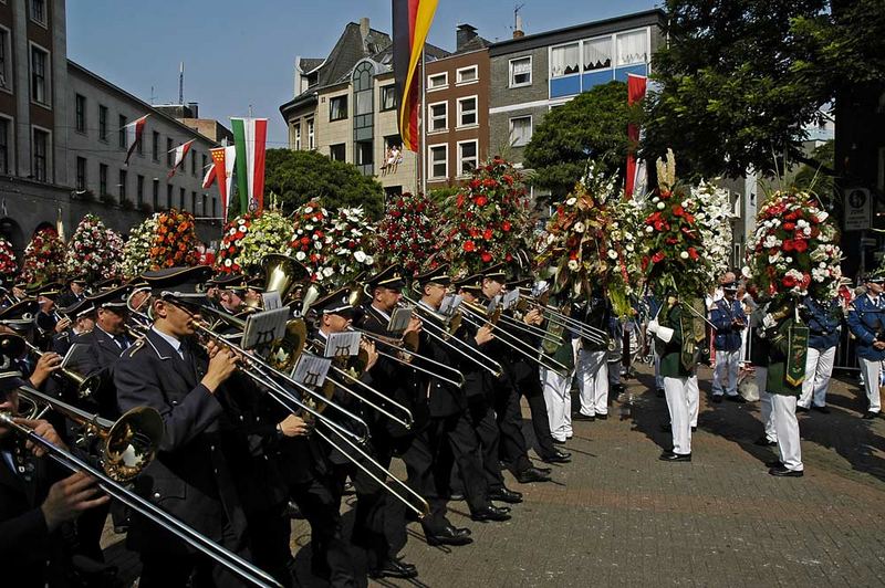 Königsparade auf dem Marktplatz in Neuss