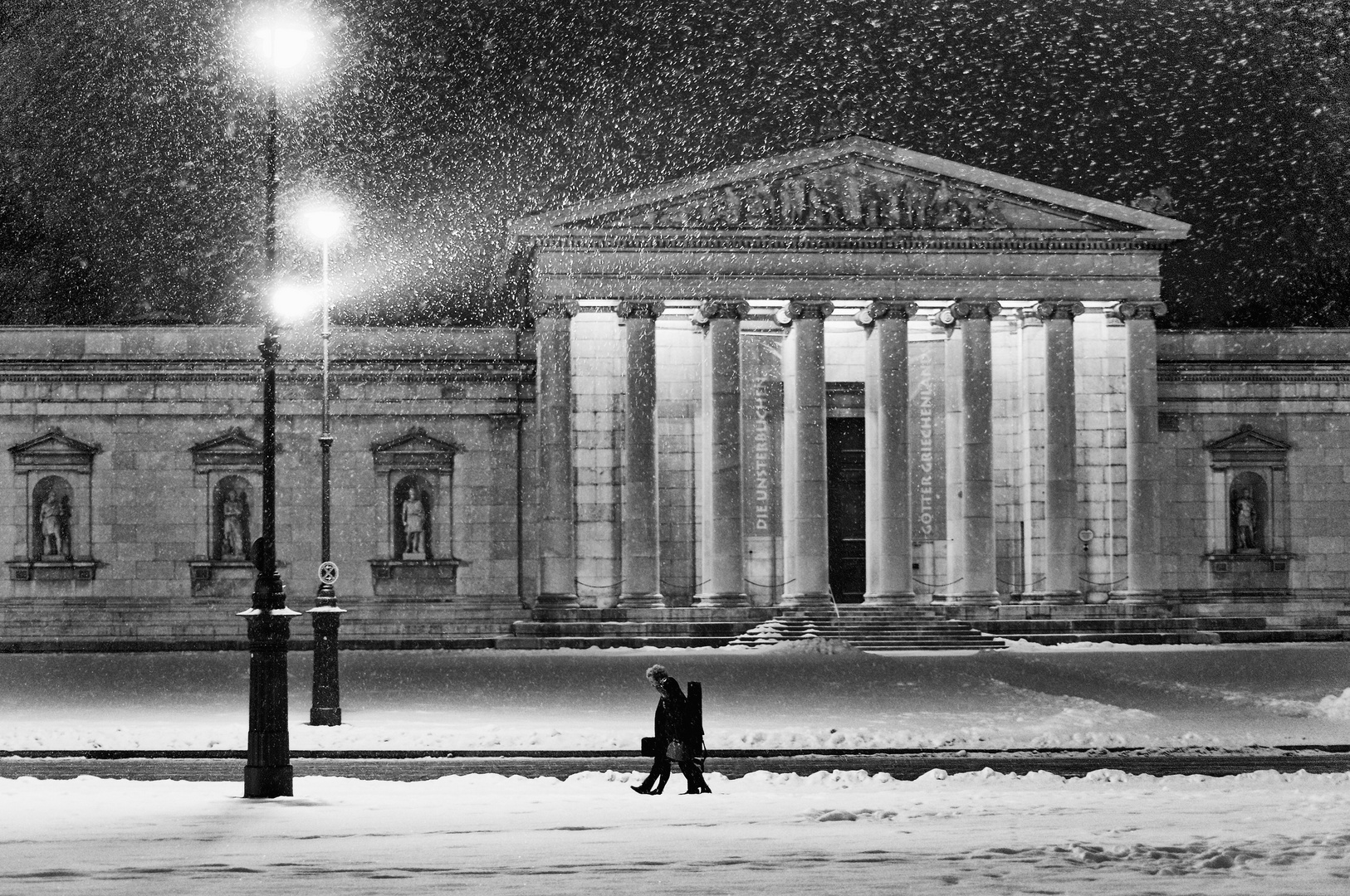 “Königsplatz” in the snow storm N° II | “&#1050;&#1086;&#1088;&#1086;&#1083;&#1077;&#1074;&#1089;&#1