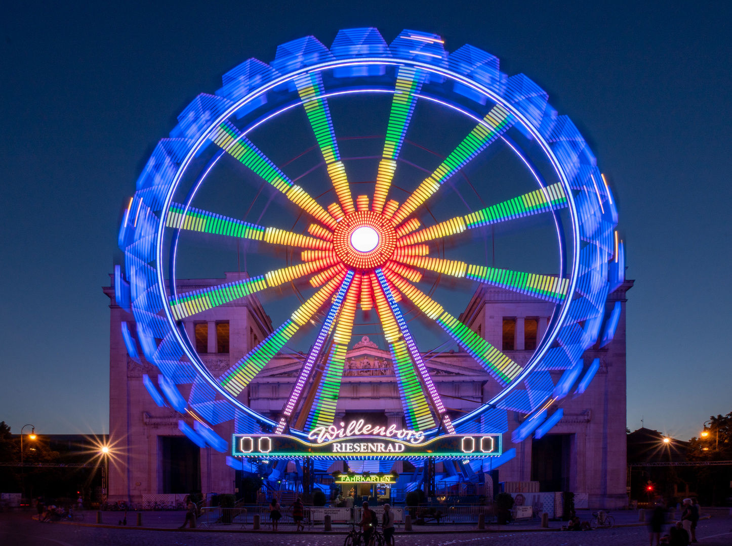 Königsplatz ; Propyläen; Sommer in der Stadt, Nacht (1 von 1)