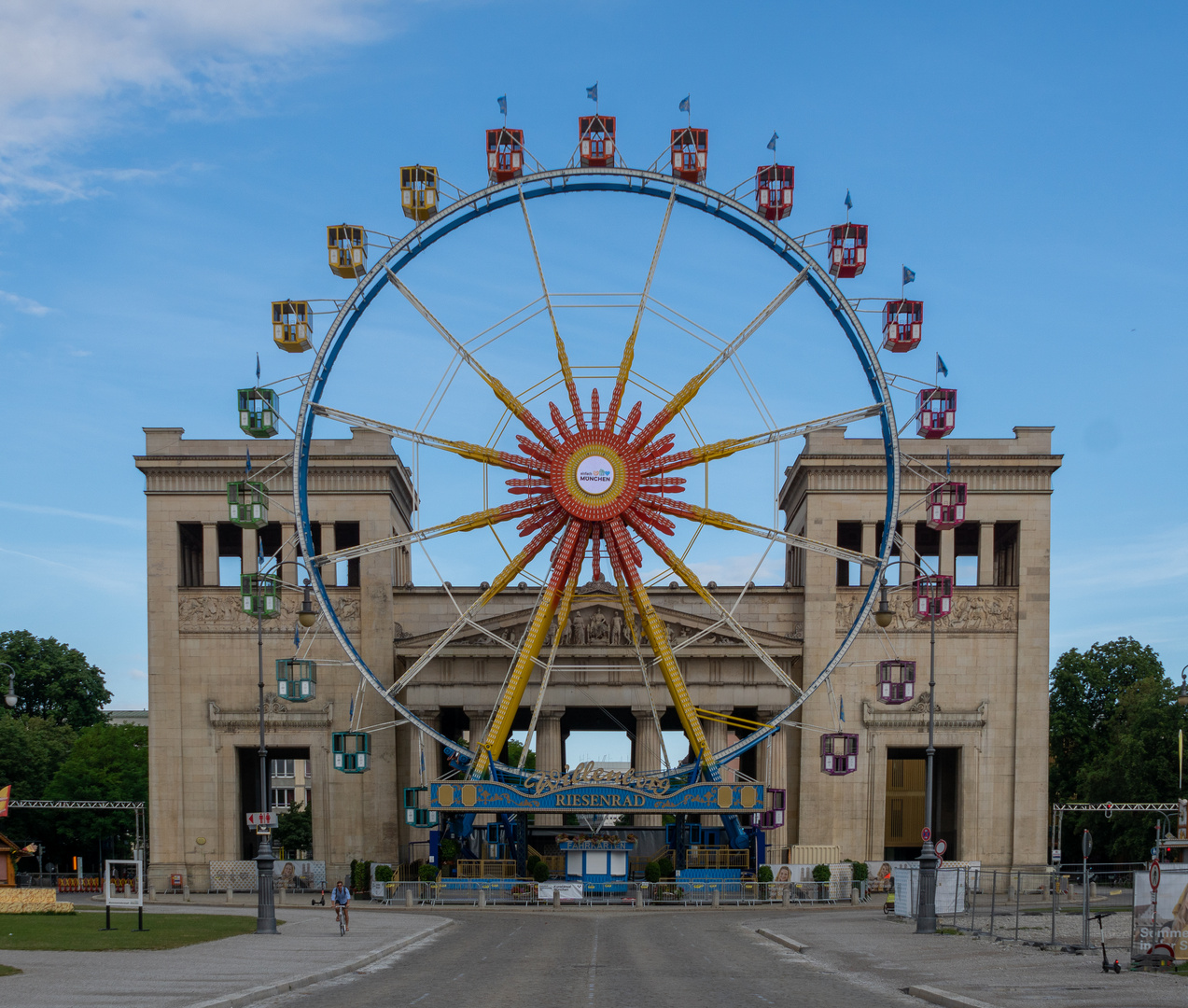 Königsplatz ; Propyläen; Sommer in der Stadt, Tag 