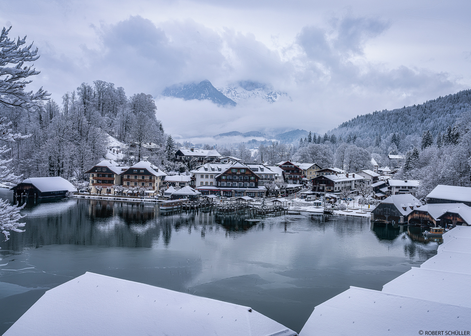 Königssee: Schiffsanleger in Schönau als Wintermärchen