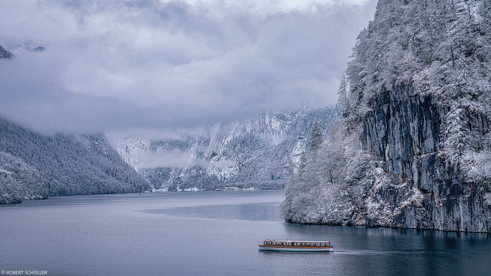 Königssee: Schneewolken und ein Schiff