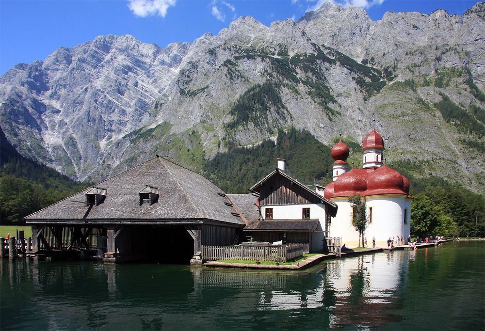 Königssee, St. Bartholomä mit Bootshaus und Fischräucherei vor dem Watzmann Massiv