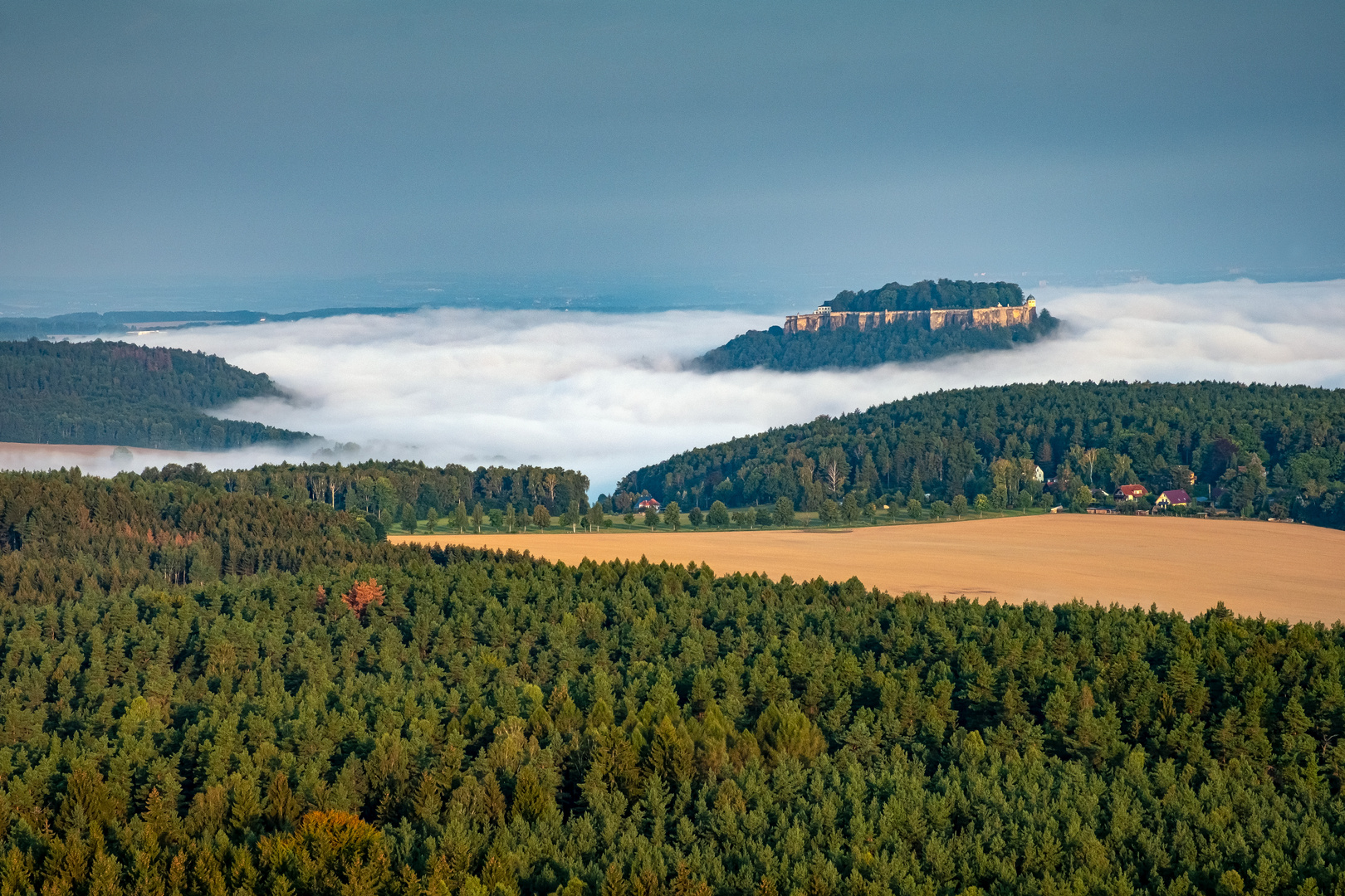 Königstein vom Nebel umgeben