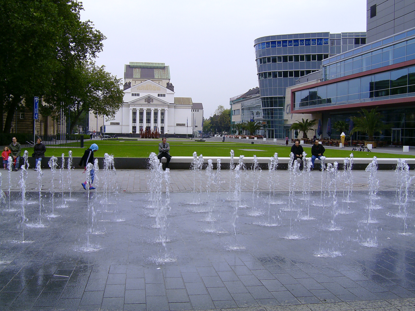 Königstr. in Duisburg, mit Blick auf das Stadttheater