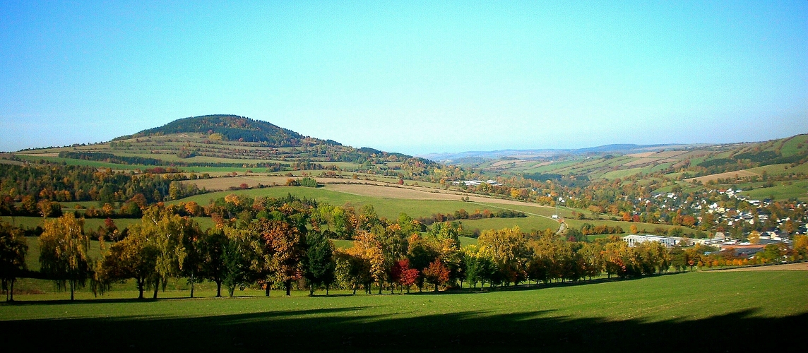 Königswalde (Niederdorf) mit Pöhlberg im Herbst