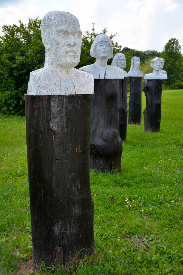 Kopfe Aus Holz Schwarz Weiss Foto Bild Deutschland Europe Saarland Bilder Auf Fotocommunity