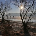 Körbecker Brücke über den Möhnesee an einem kalten Morgen