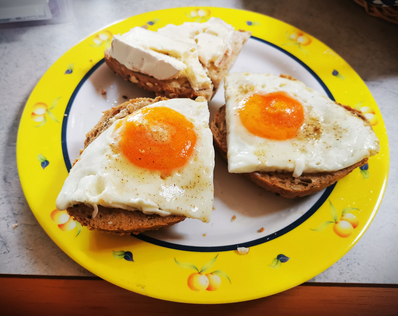 Körnerbrötchen mit Belag