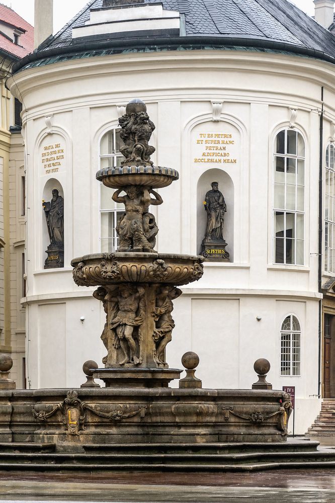 Kohlbrunnen mit Heilig-Kreuz-Kapelle