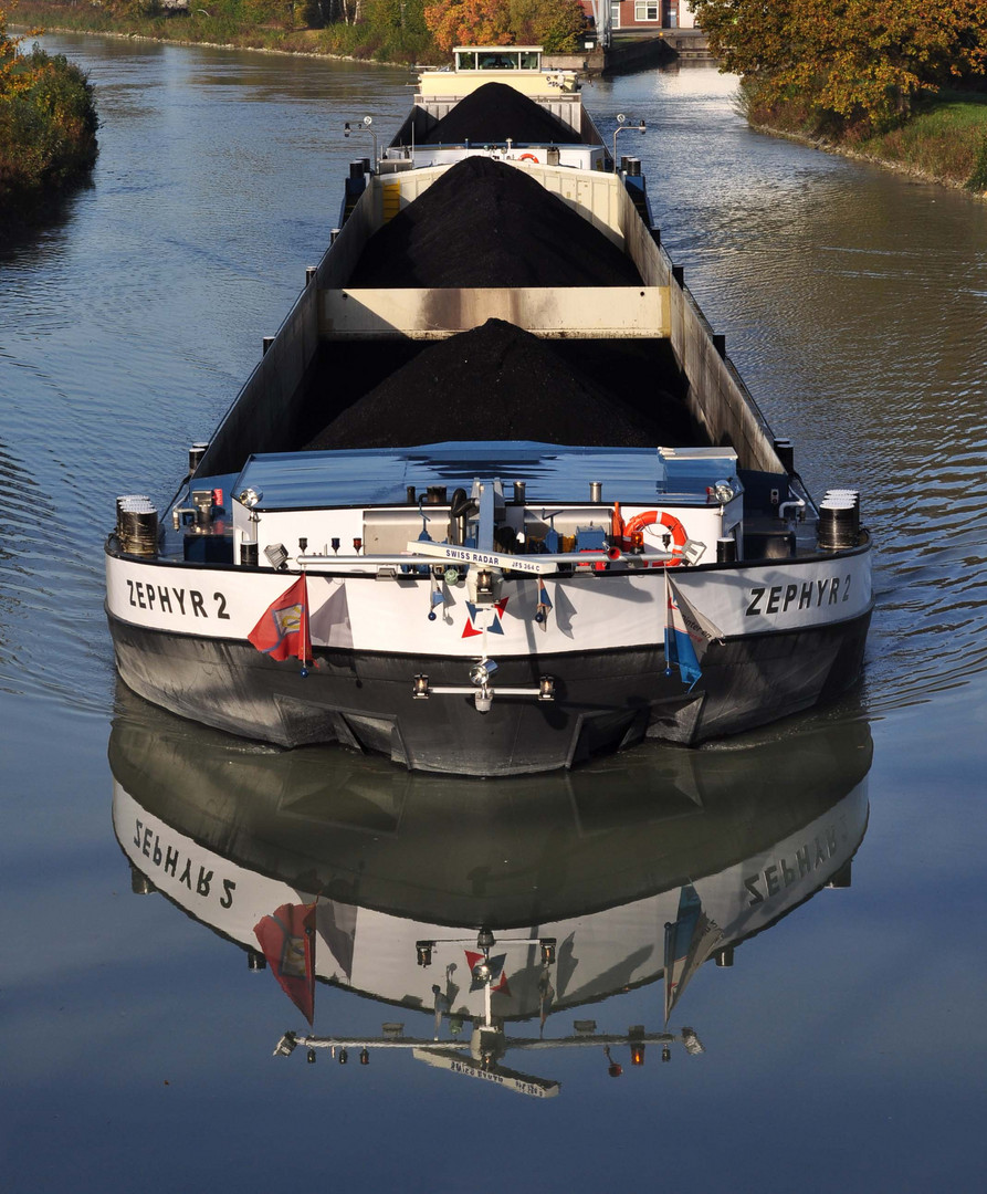 Kohle Frachter auf dem Weg zum RWE Kraftwerk in Hamm-Uentrop 02