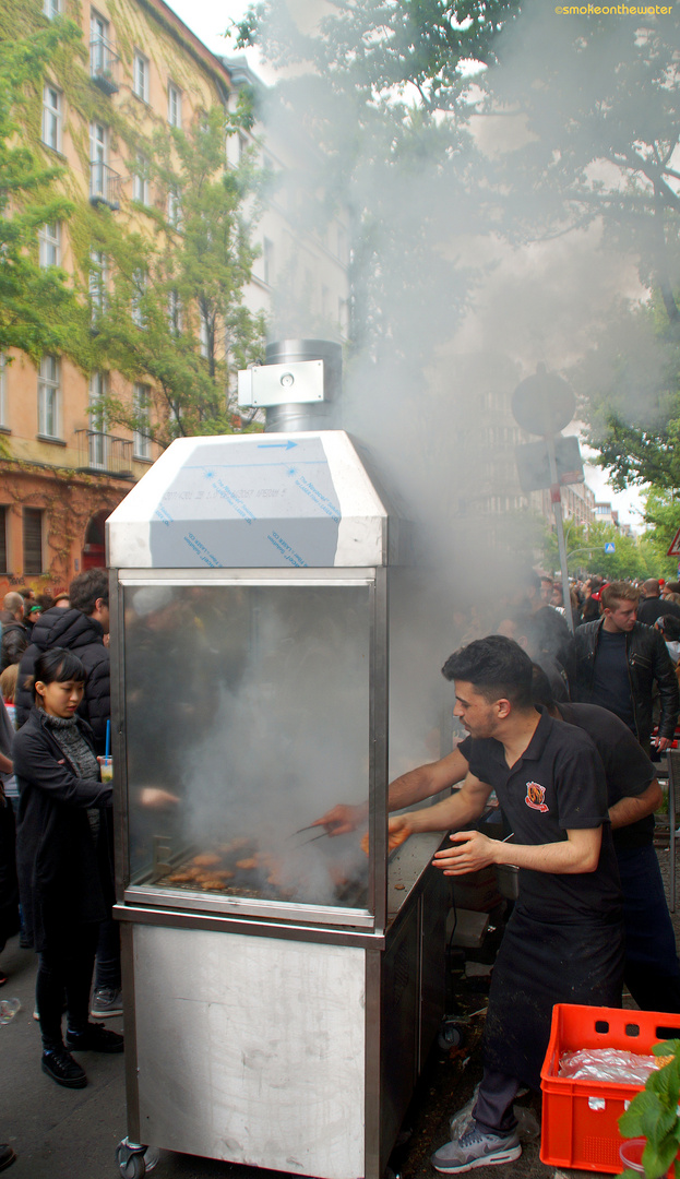 Kohlegrill mit Turbo-Abzug