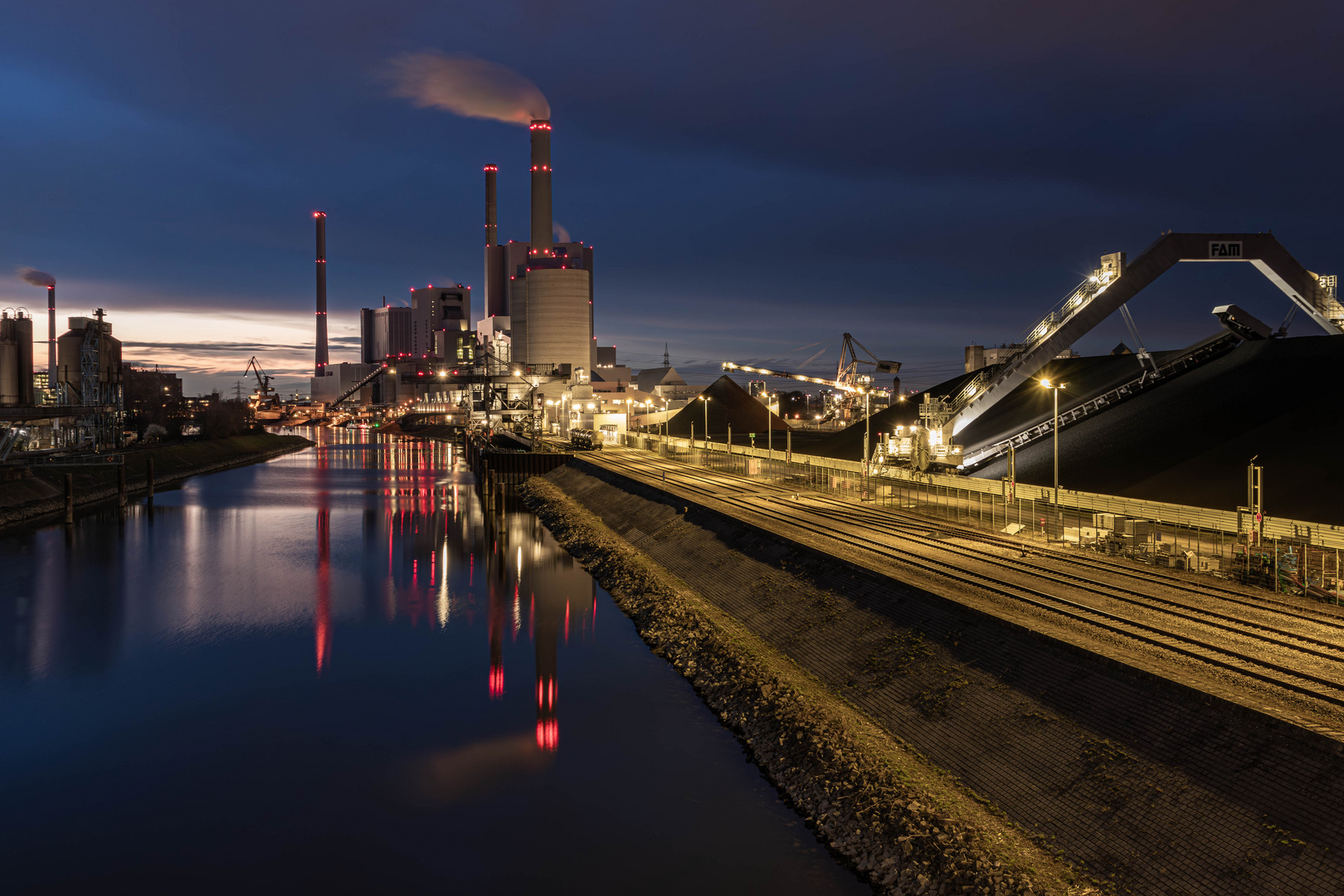 Kohlekraftwerk am Rhein bei Nacht