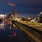 Kohlekraftwerk am Rhein bei Nacht