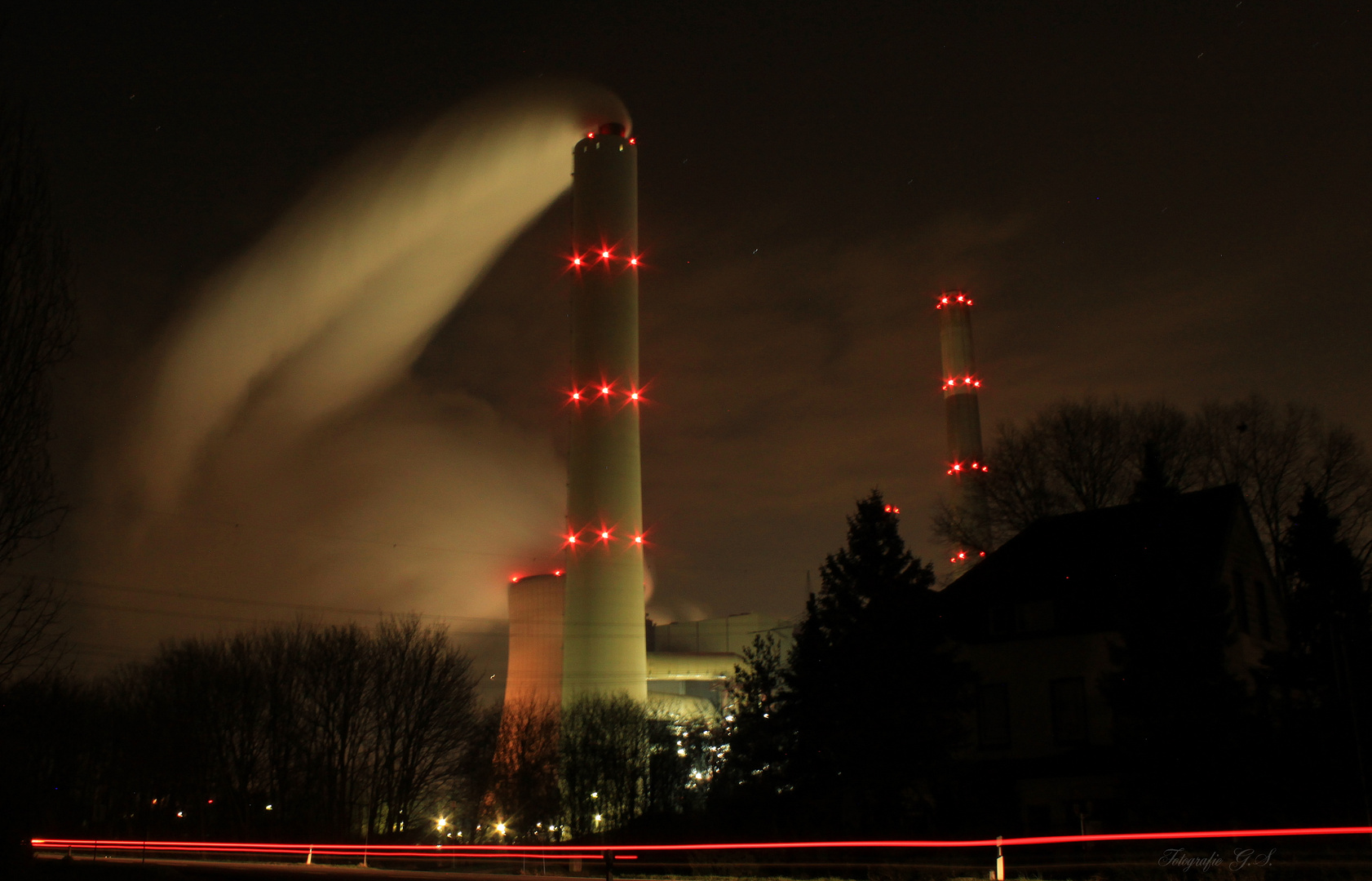 Kohlekraftwerk bei Nacht