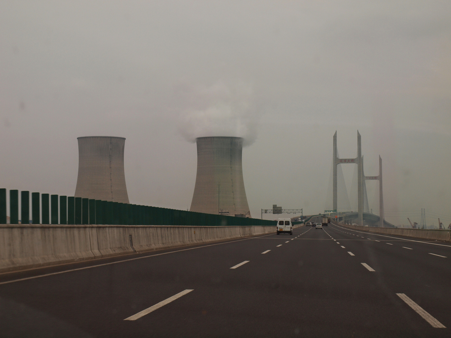 Kohlekraftwerk neben der Autobahn vor Shanghai