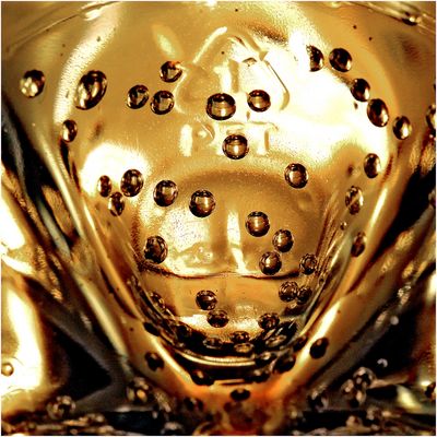 Kohlensäurebläschen am Flaschenboden