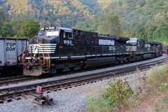 Kohlezug mit NS#9163 GE D9-40CW als Frontlok passiert im Weller Yard stehende TOP GON Kohlenwagen