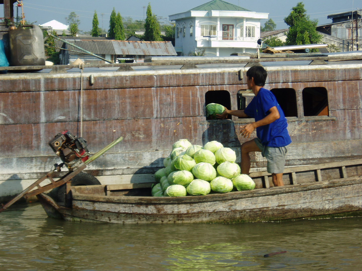 Kohllieferung auf dem Cai Be Floating Market im Mekong Delta - Vietnam