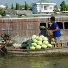 Kohllieferung auf dem Cai Be Floating Market im Mekong Delta - Vietnam