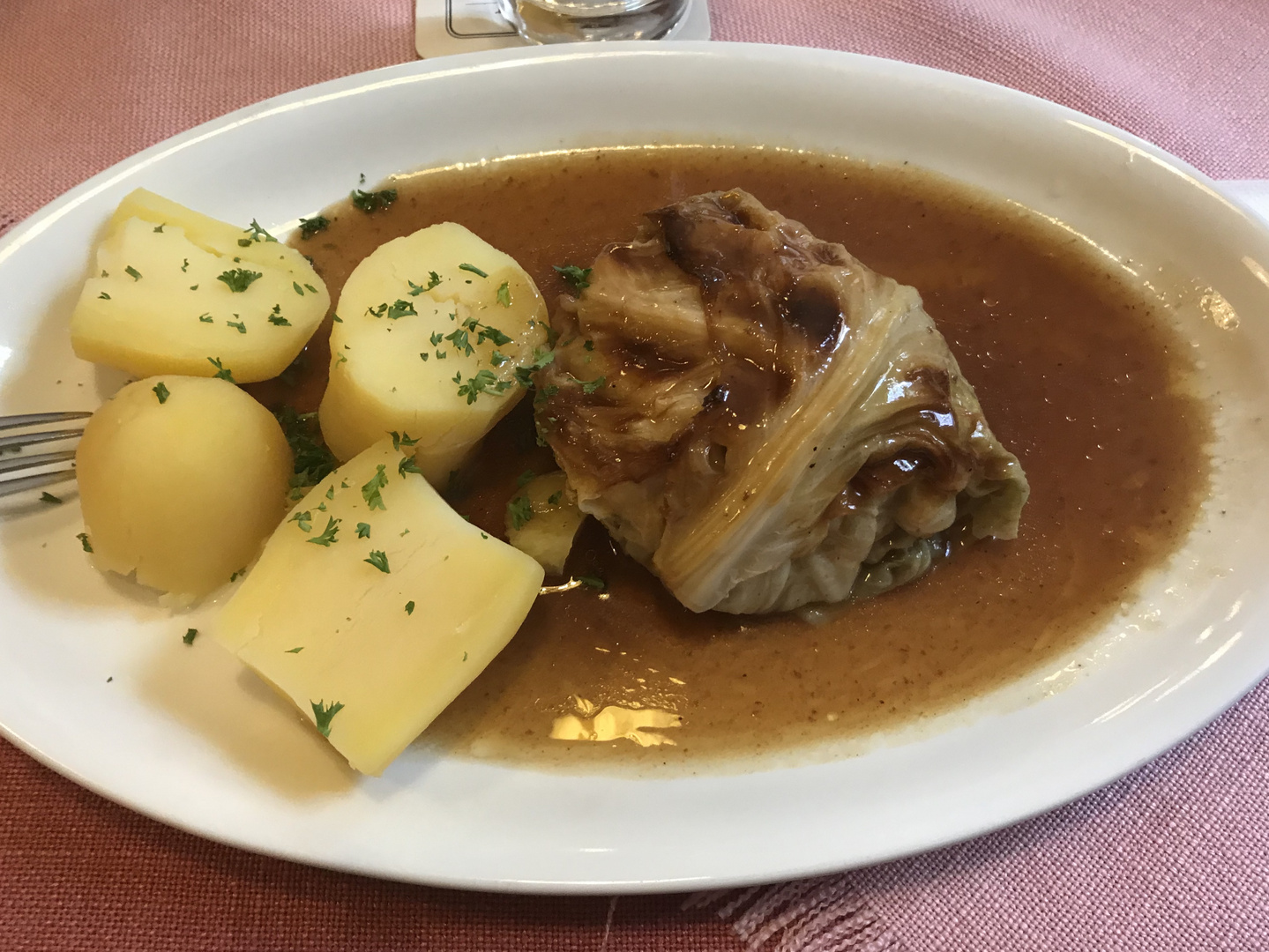 Kohlrollade und Kartoffeln