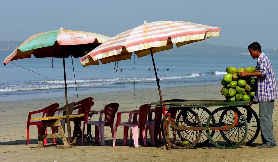 Kokosnussverkaeufer am Juhu Beach