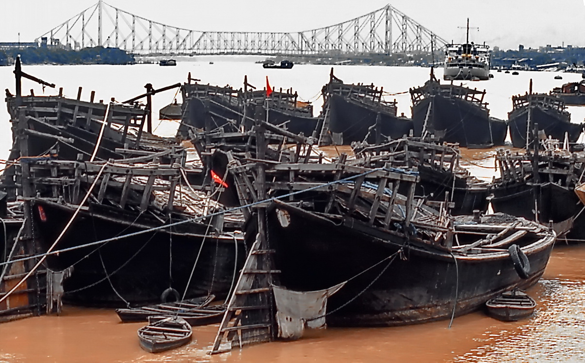 Kolkata: Hooghly River Port, Howrah Bridge