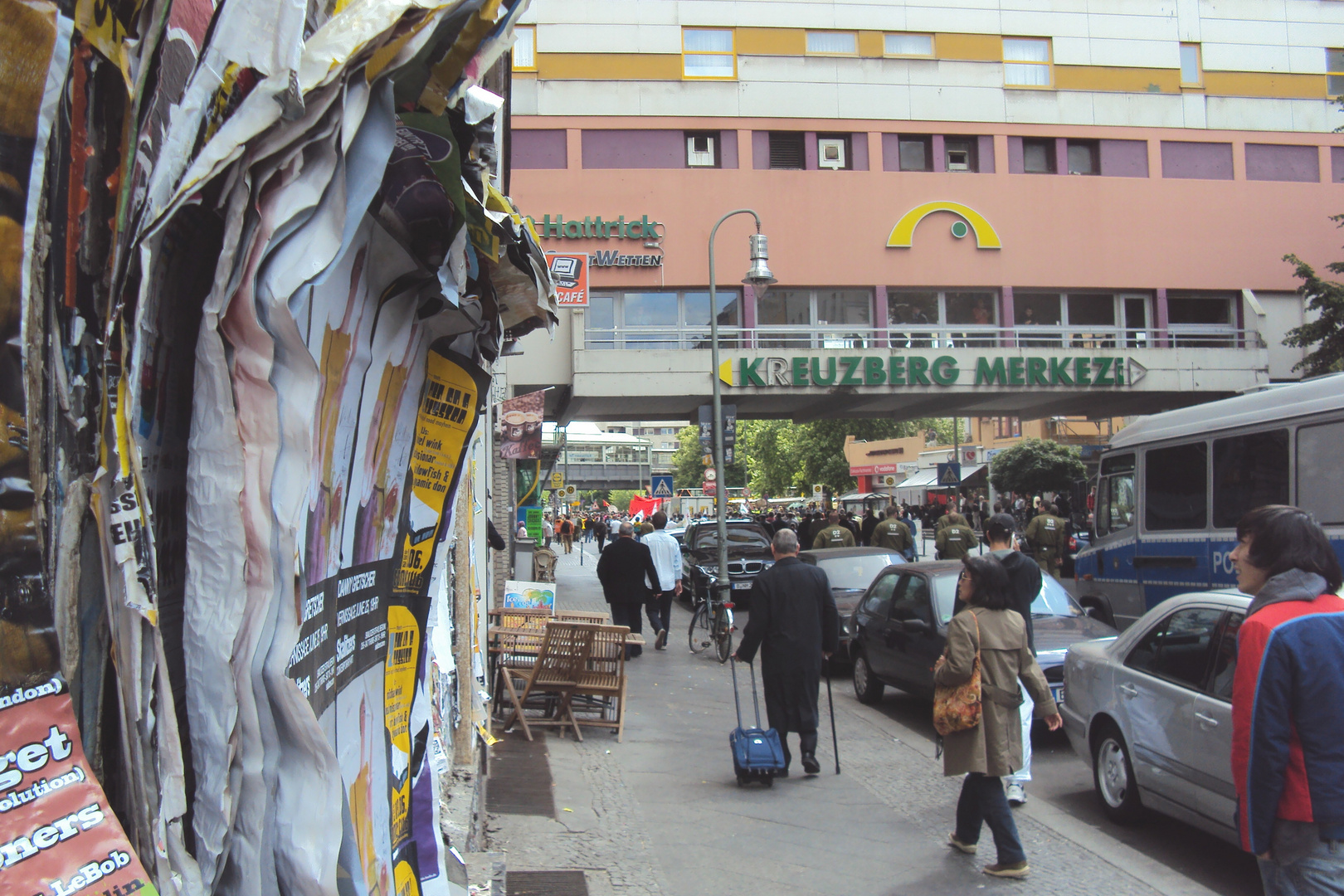 Kollabierende Plakatwand in Berlin-Kreuzberg