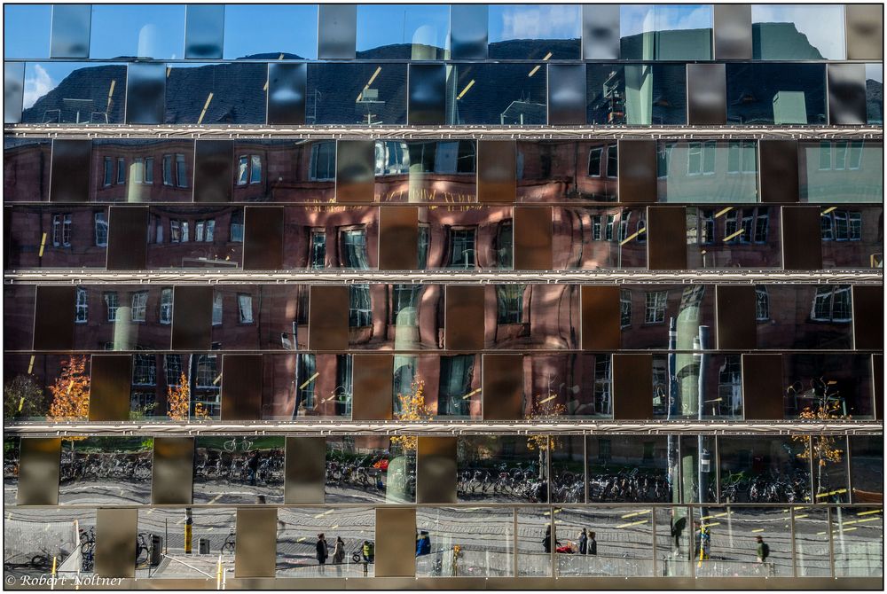 Kolleggebäude 1 der Uni Freiburg in der spiegelnden Fassade