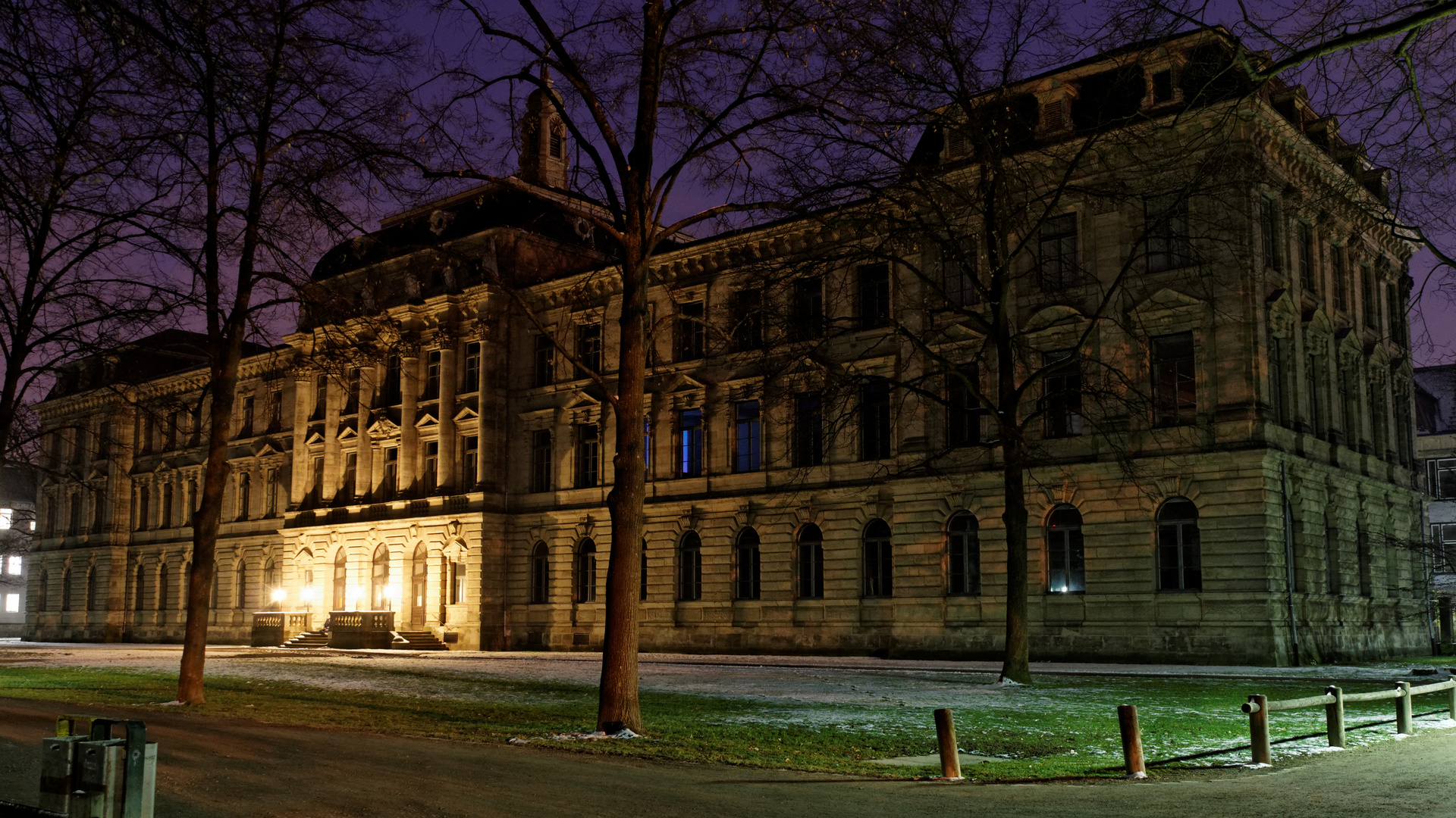 Kollegienhaus bei Nacht