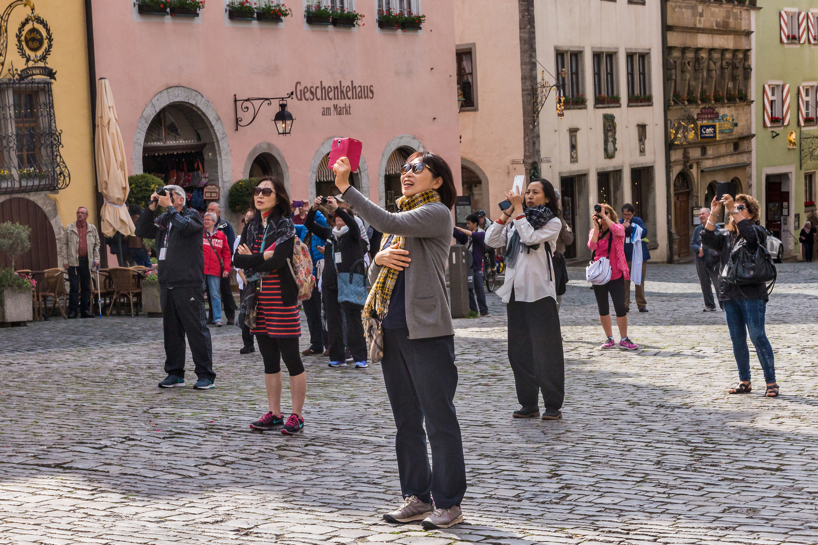 Kollektives Knipsen: vor der Ratstrinkstube in Rothenburg ob der Tauber