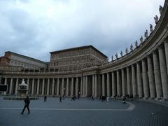 Kolonnaden Berninis am Petersplatz in Rom