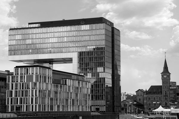 Koloss trifft auf Historie