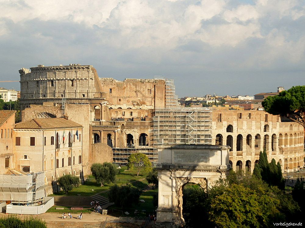 Kolosseum mit Titusbogen