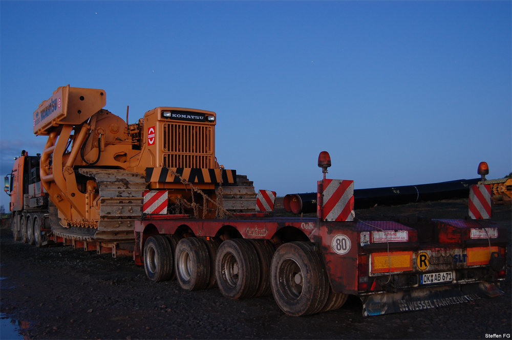 Komatsu D355C bereit zum Transport