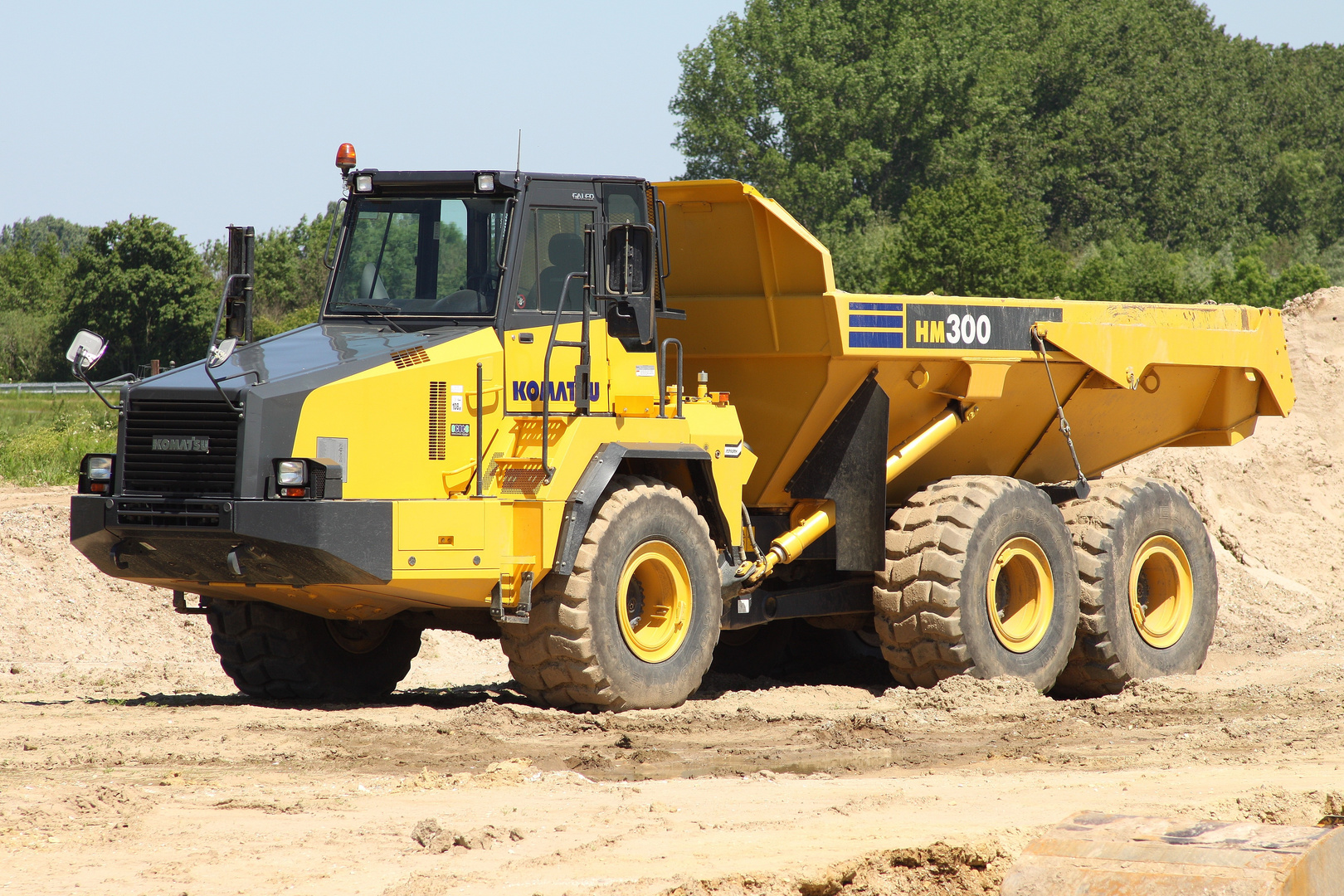 Komatsu HM300 in freier Wildbahn am Baggersee