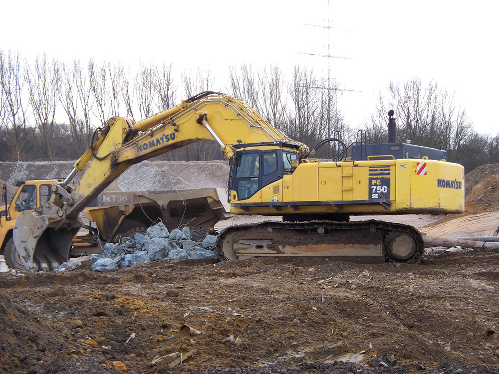 Komatsu PC750SE -7 von Abbruch Landwehr...