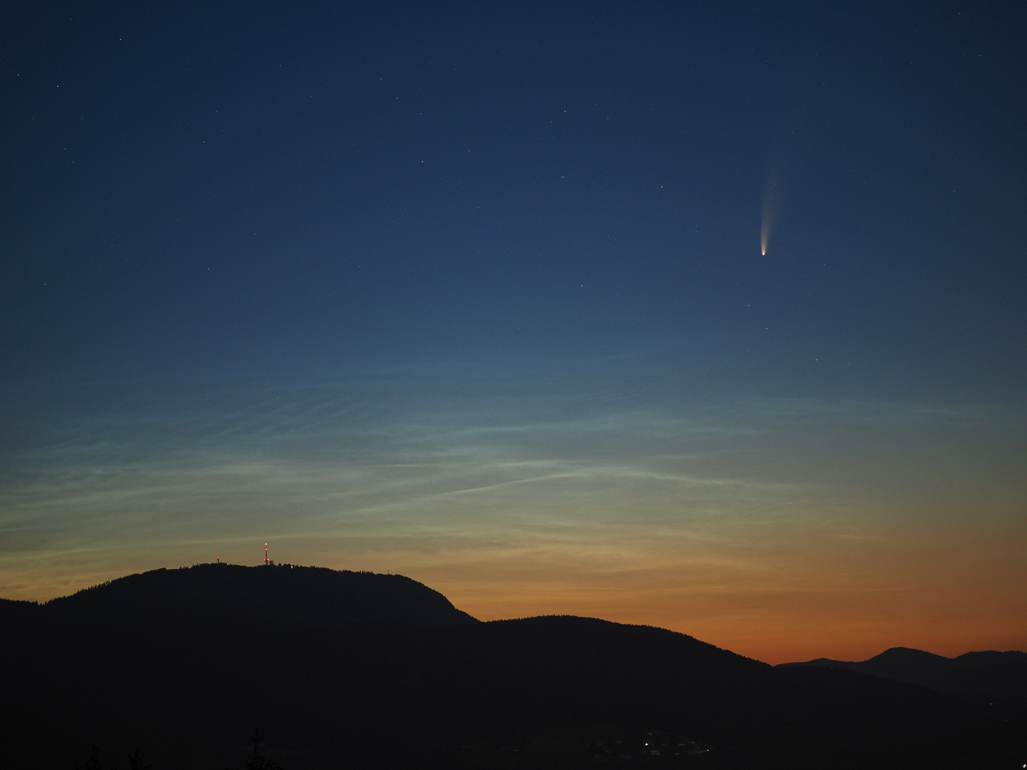 Komet C/2020 F3 NEOWISE und "leuchtene Nachtwolken" (NLC)